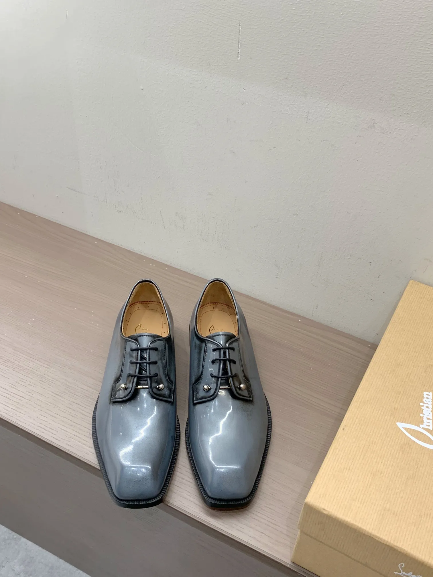 [CL red sole shoes] Top P: 1020💰 Size 39-44 (38.45.46 custom-made, non-returnable) Christian Louboutin men's classic Oxford shoes, men's business formal leather shoes💫Original molding, 1:1 replica, specially made for nobles. The unique shoe shape is unique and 100% comfortable! The whole shoe is made of imported Italian cowhide material, carefully selected, with fine pores and rich luster. Cow leather lining, soft and comfortable, sweat-absorbent and breathable. Genuine leather outsole, non-slip and wear-resistant, full of texture, elegant and luxurious overall, integrating comfort, formality and luxury! The Rolls Royce of shoes!